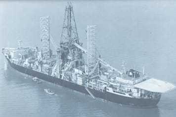 Hughes Glomar Explorer 船在水中的黑白照片。