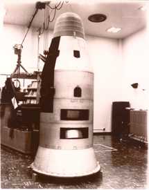 CORONA 卫星的一部分，一个火箭形状的金属物体。