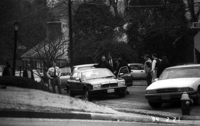 1994 年 2 月 21 日，中央情报局分析师奥尔德里奇·艾姆斯 (Aldrich Ames) 在他家门外被联邦调查局特工逮捕。艾姆斯向苏联提供了大量机密，导致 100 多项美国情报行动遭到破坏，并导致 10 项美国资产死亡