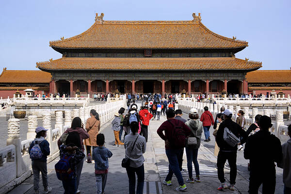 北京，2022年国庆节，游客在北京故宫博物院游览。